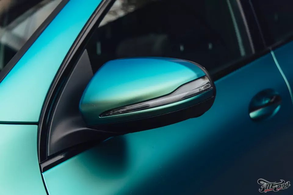 Оклеили Mercedes GLA 45 AMG в винил от Oracal в оттенке Aquamarine, покрыли пленку керамикой. Окрасили суппорта в красный цвет с логотипами AMG